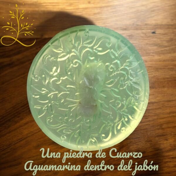 El tamaño, forma y tono de color del cuarzo puede variar debido a la naturaleza del mismo ya que cada pieza es única. El tono de color del jabón puede variar un poco debido a su proceso artesanal.